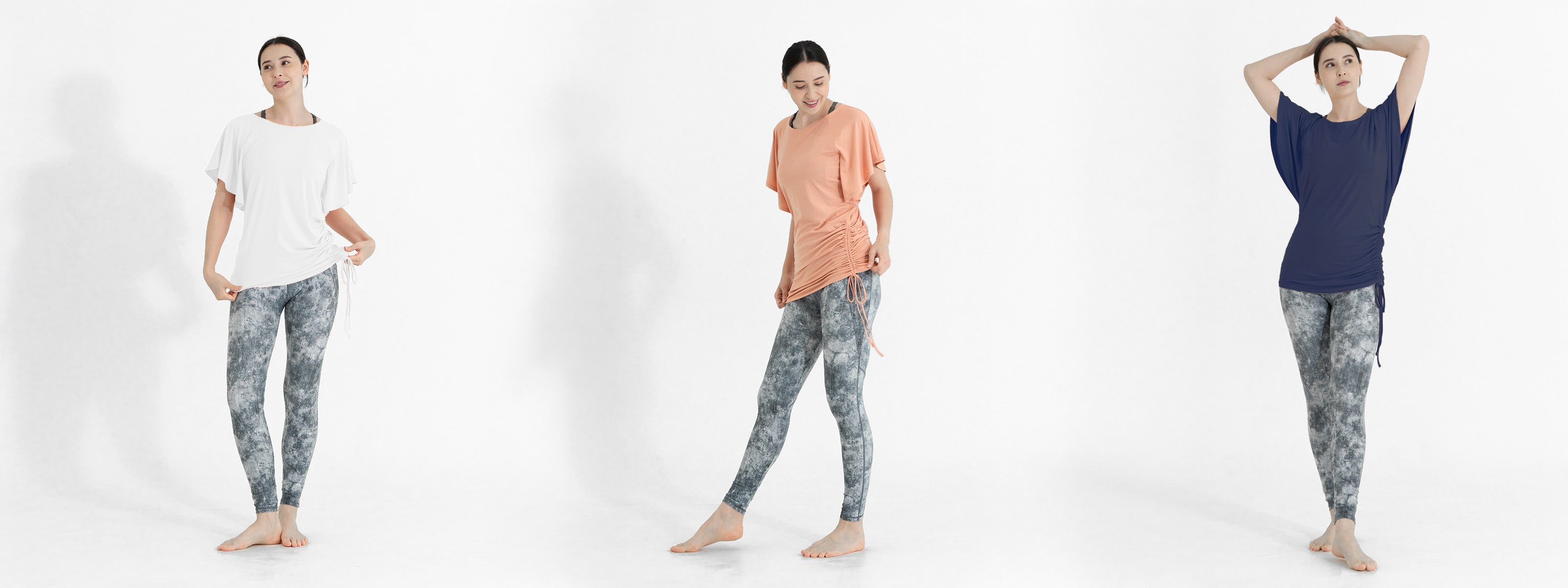 ビーブルーム(BEABLOOM)のフレアスリーブTシャツを着用した女性が、ホワイト、コーラル、ネイビーの3色のコーディネートを披露する画像。タイダイ柄のレギンスと組み合わせたスタイルで、動きやすさと女性らしさを両立。ヨガやピラティスはもちろん、日常のリラックスウェアとしても活用できるデザインが特徴。
