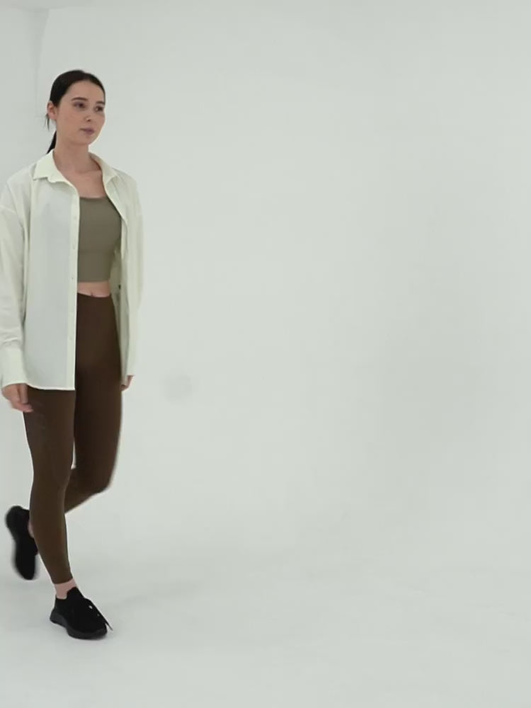 ビーブルーム(BEABLOOM)の『ストレッチ バックタックシャツ』を着用した女性が動きやすさとスタイリッシュさを実演する動画。柔らかく伸縮性のある素材が快適な着心地を提供し、日常使いからヨガやピラティスまで幅広いシーンで活躍。シンプルながら洗練されたデザインが特徴のアイテムを紹介。」